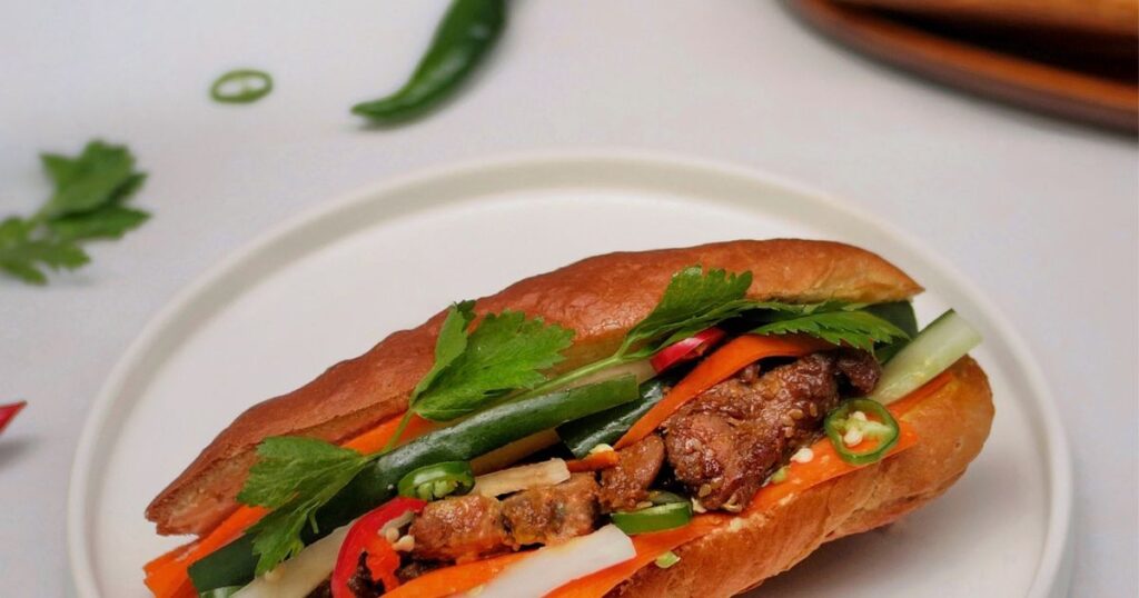 บั๋นหมี่เวียดนาม: แซนด์วิชกรอบ ไส้ แสนอร่อย